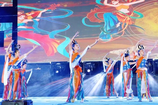 ▲孩子们用婀娜地舞姿展现对古代敦煌乐舞壁画的灵感启发,以及对中华传统文化的传承与热爱。