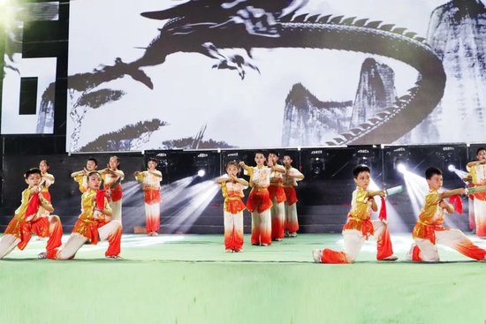 ▲小武者们伴随着动感、遒劲的音乐起势出拳、动作有力,一招一式行云流水,目光如炬身形敏捷,展现着中华少年的气魄。