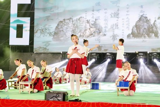 ▲“道生一、一生二、二生三、三生万物……”孩子们用演唱的方式来记忆文字,稚嫩的童音飘扬在会场的上空,让现场观众与古代圣贤进行了一场“心灵约会”。