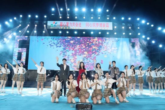 ▲“我们都是追梦人,在今天,勇敢向未来报到”,悠扬的旋律、青春的舞姿、激情的演唱献给“未来的你”。