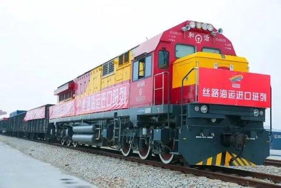 “丝路海运”在建设过程中努力推动“东南大通道”与中欧班列、西部陆海新通道的合作发展。