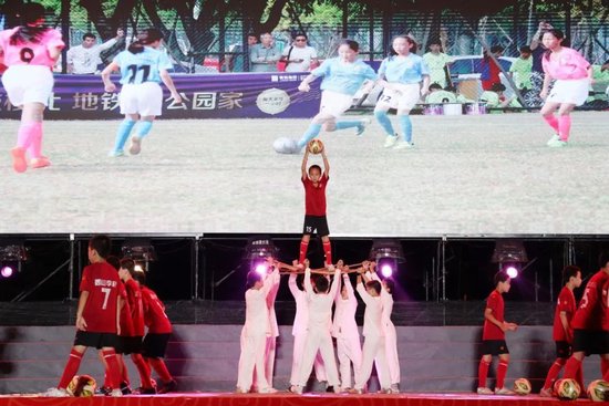 ▲ 西山足球少年们才艺大爆发,中国功夫+足球技能秀的表演形式,为现场观众带来了一个又一个的惊喜!