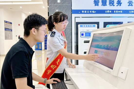 国家税务总局建宁县税务局在办税服务大厅设置“青年文明号”先进岗,为纳税人缴费人提供“企业注销一网通”辅导服务,一对一为纳税人指引办事流程。受访者供图