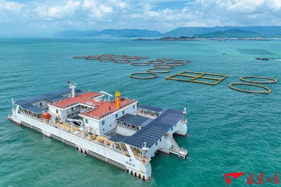 在连江县定海湾，全国首台半潜式渔旅融合深海养殖装备“闽投1号”迎风矗立。原浩 摄