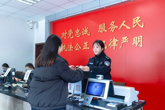 连江县公安局按照“一镇一综窗”标准建设“一站式窗口”,实现“一窗通办”。