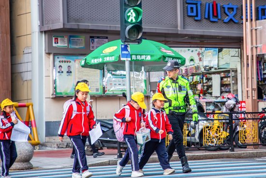 连江县公安局组织警力开展护学岗执勤。
