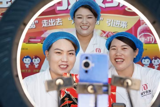 马燕（中）、海燕、摆西彦是“闽宁巧媳妇儿”直播间最受欢迎的“三只燕子”。（闽宁禾美电商扶贫车间 供图）