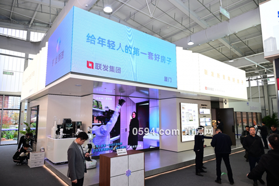 （联发新青年好房子样板间前，参观者络绎不绝。图/现场拍摄）