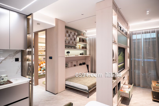 （联发现场创新演绎的可变空间，柜体下翻为床后，79小户型可再加一房。图/现场拍摄）