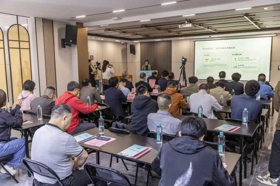 ▲福建省政府参事、编审、民进福建省委会原副主委何强，福建省乡村休闲发展协会党委书记、福建省农业农村厅原副厅长、一级巡视员赖诗双，省侨联原副主席、省老促会副会长谢小建，县领导李志专、张培奋参加活动。