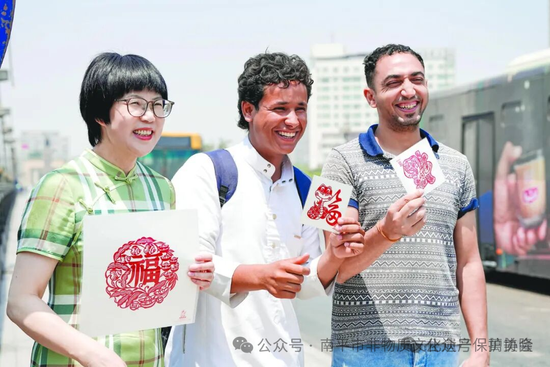 2025年6月，周冬梅带着浦城剪纸到埃及参加文化交流活动