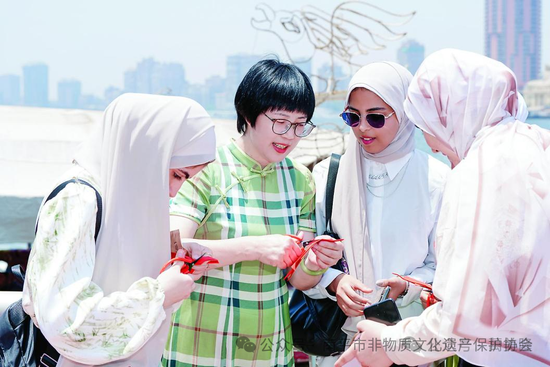 2025年6月，周冬梅在埃及教当地民众剪纸