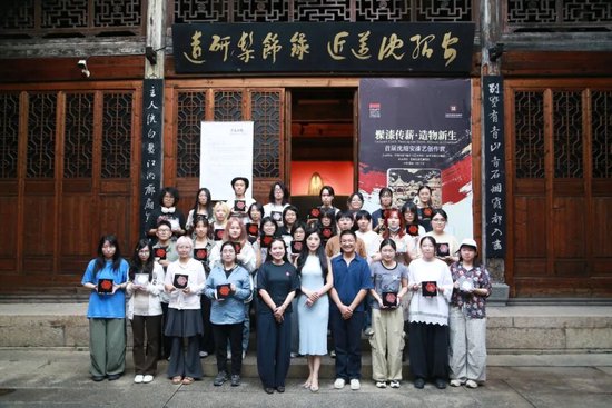 创作营学生芙蓉花主题晕金技法实操作品展示