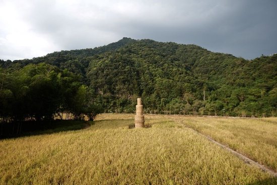 竹子和稻草构建的三层艺术装置“玲珑塔”
