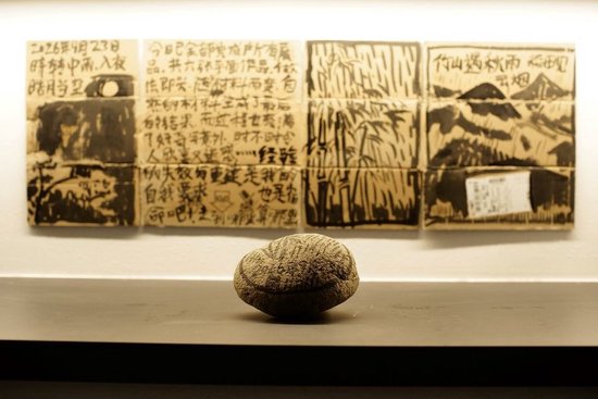 《溪·稻影》展，以武夷山鹅卵石和废旧纸箱手绘的艺术家创作日记