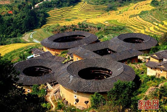 俗称“四菜一汤”的南靖田螺坑土楼群是福建土楼的代表性建筑。黄亮忠 摄