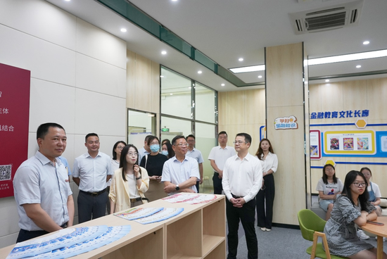 嘉宾详细了解基地情况,并向师生征求意见