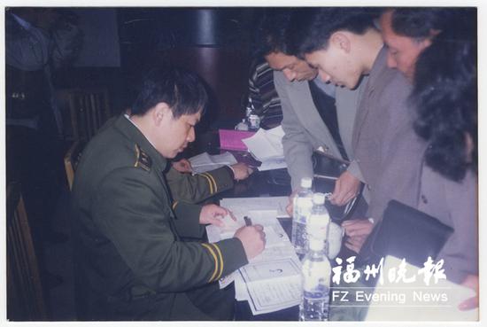 改革开放初期手写办理出入境手续 手写办理出入境手续。(资料图)