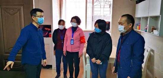 李玉荣(右一)走访慰问援鄂医务人员家属