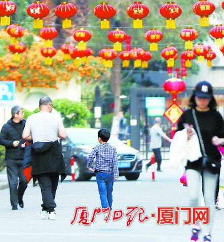昨日很温暖,出行的市民或穿短袖或脱掉外套。(本报记者 何炳进 摄)
