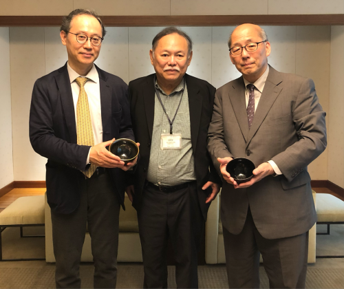 左小林仁博士手握贵稀堂龙窑油滴盏,中间严崇建,右东洋陶瓷博物馆馆长守屋雅史博士手握刘子龙曜变天目盏
