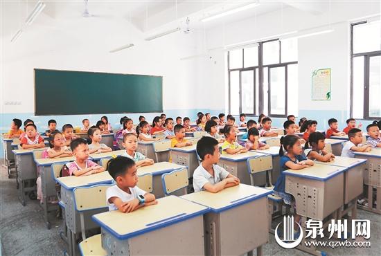丰泽区第五实验小学学生在新教室开心上课