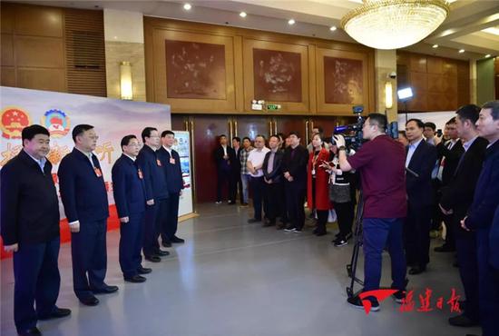 于伟国唐登杰看望参加全国两会报道的一线新闻工作者。福建日报记者 郑杰 摄