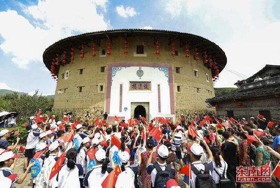 8月15日,当地群众和游客在南靖怀远楼前参加快闪活动。谢威 摄