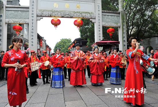 大年初二,传统汉式“婚礼”在三坊七巷热闹举行。
