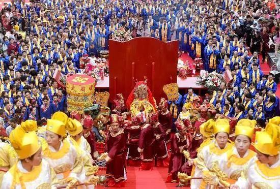 信众抬妈祖金身回銮。吕明 摄