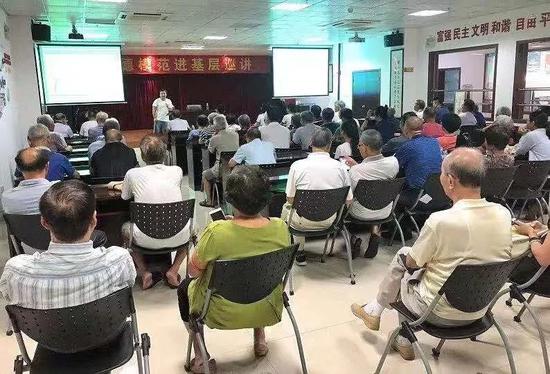 ▲独腿义务交警谢启明,以“以残助残!我们一起飞翔”为主题进行分享