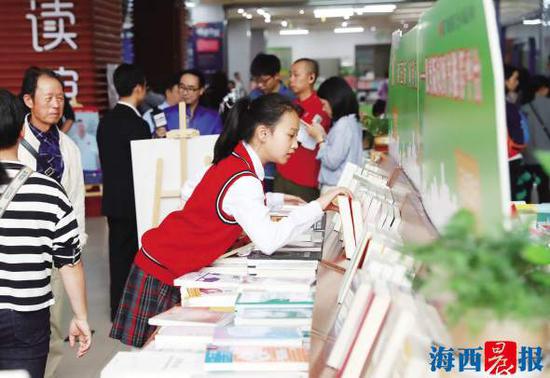 外图厦门书城成为不少小朋友的周末好去处。(记者陈理杰摄)