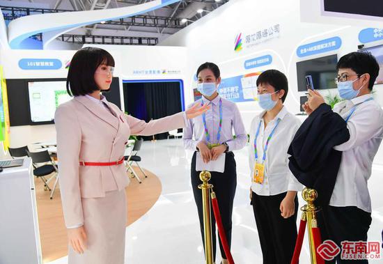 数字中国建设成果展 众多市民来体验“黑科技”