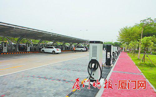■车主可通过手机App查找就近的充电桩。 陈立新 摄
