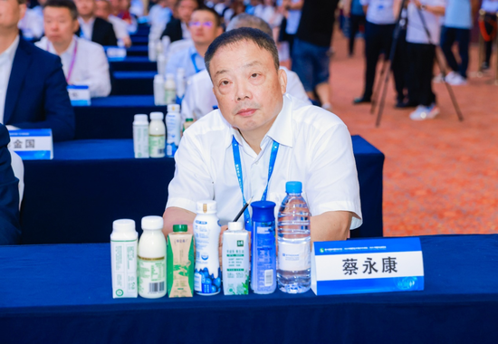 长富乳品董事长兼总经理蔡永康认真聆听报告