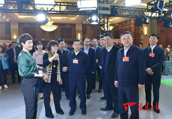 于伟国唐登杰看望参加全国两会报道的一线新闻工作者。福建日报记者 郑杰 摄