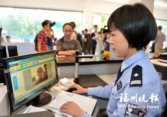 如今电脑操作实现出入境手续便捷办理。