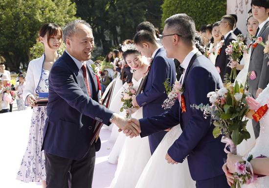 副校长、校友总会副会长曾路为新人颁发爱情证书