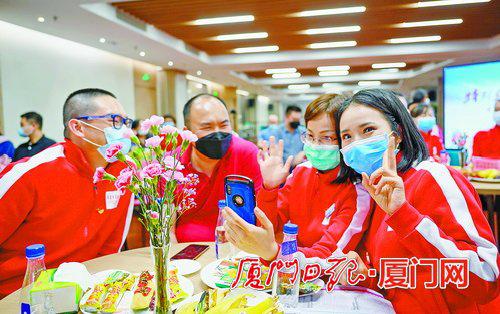 云演唱会现场连线环节,医护人员掏出手机积极参与互动。