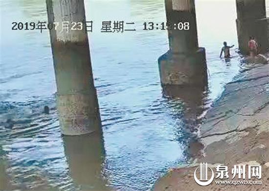 男子溺水,同伴束手无策。