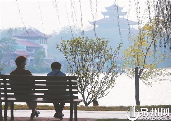 市民外出享受暖冬 (柏峰/摄)