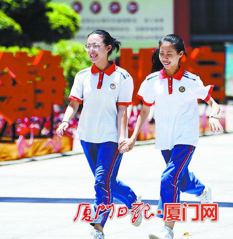 语文考试结束后,离开考场的考生神情放松。(本报记者 林铭鸿 摄)