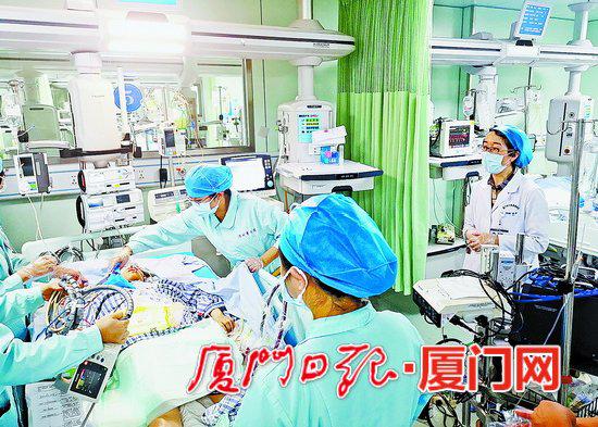厦大附属心血管病医院ECMO团队连夜奔赴漳州救援。