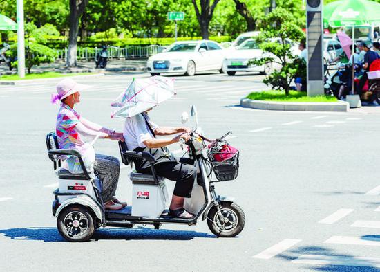 老人家自制“遮阳帽”