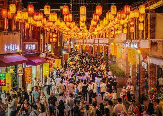 节假日期间,漳州古城游人如织。