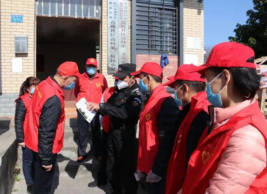 高殿社区党委副书记、高殿义务消防队队长张俊强在高崎一组指导志愿者开展排查工作