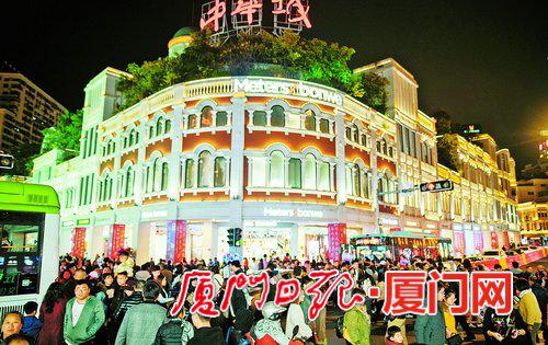 春节期间我市城区人流量大,主要商场销售量上涨。 (记者林铭鸿摄)