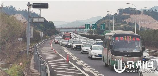 每逢小长假,泉南高速总会出现车流井喷的状况。