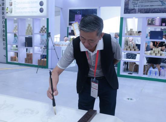 △海峡两岸茶业交流协会副会长柯家耀现场题字