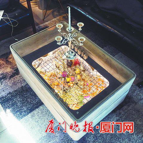 ▲杨龙潭设计的水泥灯箱。